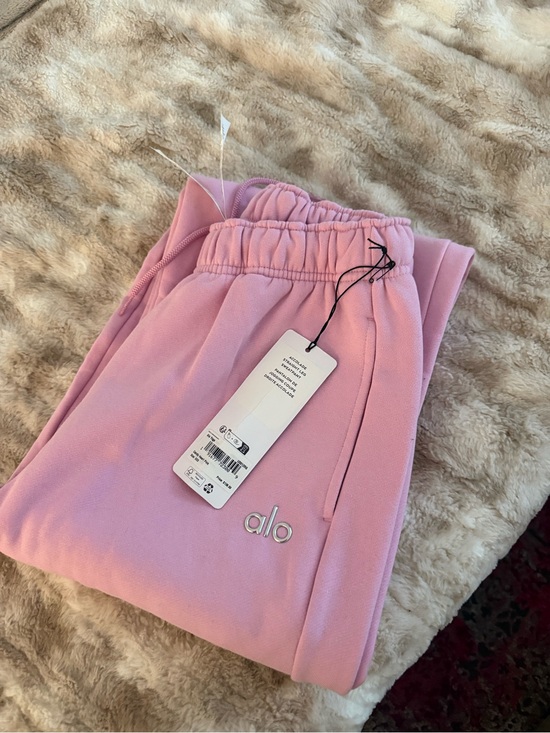 ALO Yoga Pants - ALO Yoga candy heart pink straight leg Sweatpants🩷